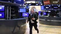 Imagen de El riesgo país cayó a un nuevo mínimo desde 2018: los ADRs se hundieron y el dólar anotó su sexta suba al hilo