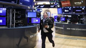 El riesgo país cayó a un nuevo mínimo desde 2018: los ADRs se hundieron y el dólar anotó su sexta suba al hilo