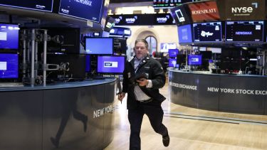 El riesgo país cayó a un nuevo mínimo desde 2018: los ADRs se hundieron y el dólar anotó su sexta suba al hilo