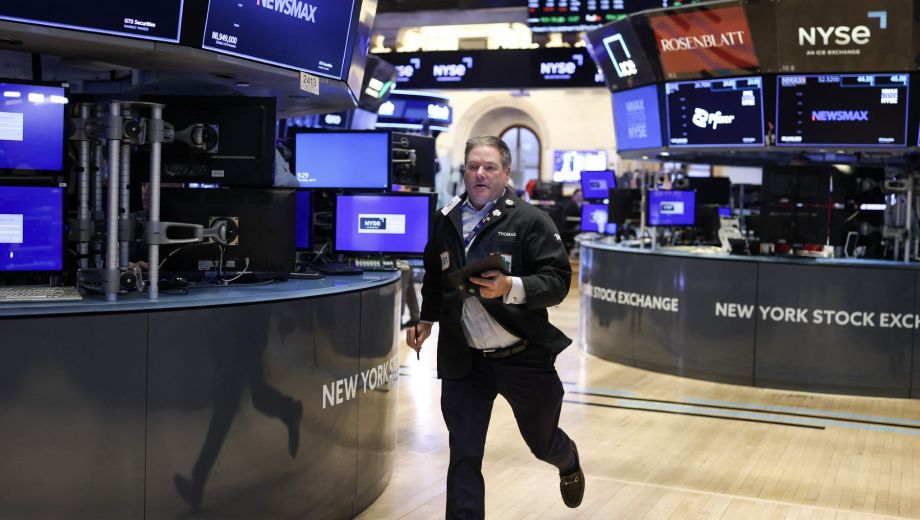 El riesgo país cayó a un nuevo mínimo desde 2018: los ADRs se hundieron y el dólar anotó su sexta suba al hilo