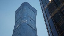 Imagen de Conmoción en Beijing: un pequeño avión impactó contra el rascacielos más alto de la ciudad
