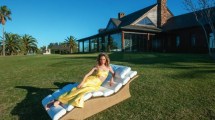 Imagen de Lujo campestre, piedra y arte: así es la espectacular mansión de Eduardo y Elina Costantini en Nordelta