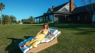 Lujo campestre, piedra y arte: así es la espectacular mansión de Eduardo y Elina Costantini en Nordelta