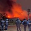 Imagen de Impresionante incendio en Cipolletti: el fuego arrasó con un deposito de La Anonima, Bomberos trabaja para contenerlo