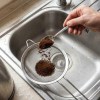 Imagen de Ni vinagre ni bicarbonato: por qué recomiendan tirar café usado en la pileta de la cocina