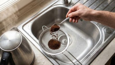 Ni vinagre ni bicarbonato: por qué recomiendan tirar café usado en la pileta de la cocina