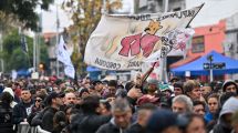 Imagen de El último adiós al Indio Solari: comenzó la despedida y miles de fanáticos colmaron Avellaneda