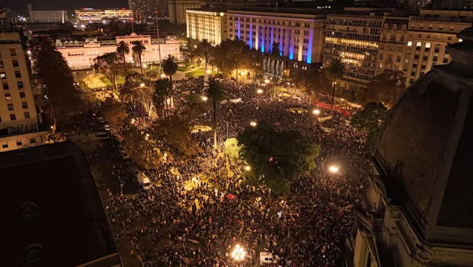 La muerte del Indio Solari obligó a la Casa Rosada a monitorear la "misa ricotera" autoconvocada en Plaza de Mayo.