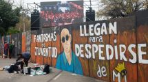 Imagen de El último adiós al Indio Solari: abrieron las puertas del microestadio y los fanáticos ya despiden al ícono del rock en Avellaneda