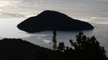 Empezó la limpieza de la isla Huemul y el municipio de Bariloche compra una embarcación