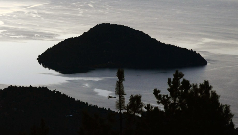 La isla Huemul es la más cercana a Bariloche, con una superficie de 74 hectáreas y una rica historia por el proyecto nuclear fallido. Foto: Chino Leiva