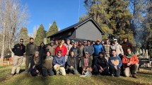 Imagen de Guías de pesca del parque Nahuel Huapi cumplieron una nueva jornada de limpieza de la costa del río Limay