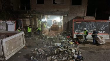 Retiraron toneladas de residuos de un edificio abandonado en Neuquén: «No tenía un solo rincón libre de basura»
