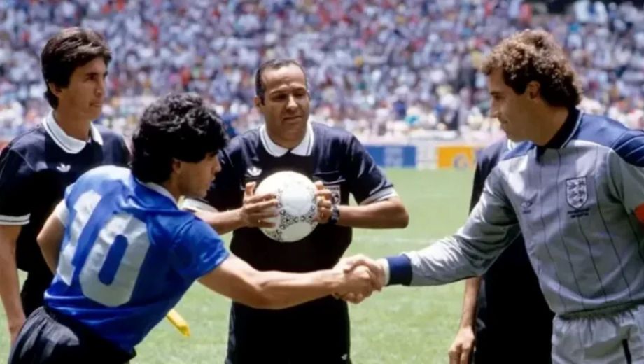 Diego, Nasser, Shilton, protagonistas centrales del inolvidable partido. (Archivo)