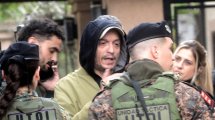 Imagen de Máximo Kirchner se acercó a la vivienda del Indio Solari para acompañar a sus seres queridos