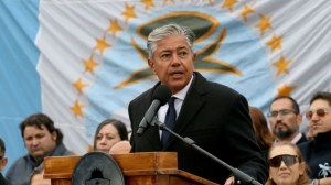 A 71 años de la provincialización de Neuquén, Rolando Figueroa firmó un decreto para cambiar la forma de cantar el himno