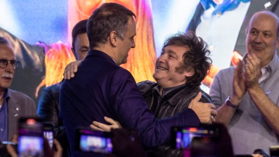 Javier Milei sostiene su respaldo a Manuel Adorni. Foto: Gentileza NA. 