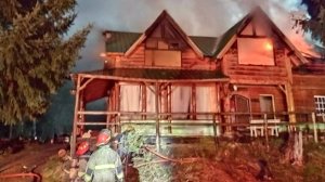 Voraz incendio destruyó un exmotel de Villa La Angostura frente a la Ruta 40