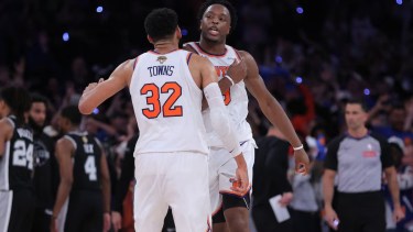 New York logró una épica remontada ante San Antonio y quedó a un paso del título de la NBA