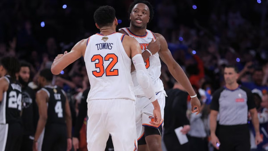 El festejo de Anunoby y Antony Towns tras una victoria que quedará en la historia de la NBA.