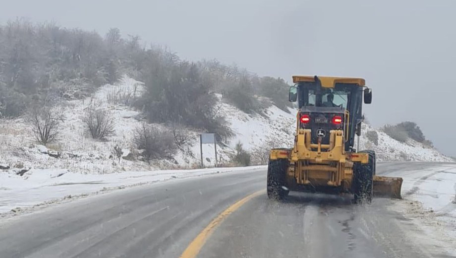 Rutas con nieve y viento en la cordillera de Neuquén y Río Negro. Foto: Gentileza Vialidad Nacional. 