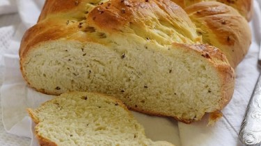 Trenza de anís y naranja: el pan más esponjoso y aromático que vas a probar