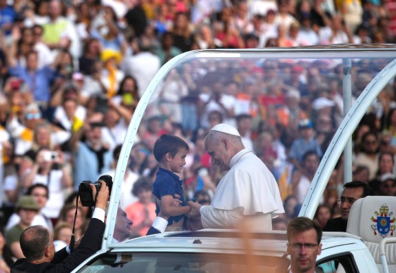 El papa León XIV en una viista histórica en España. Foto: AP. 