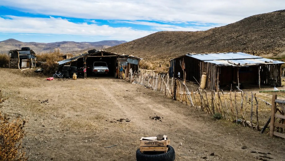 Una vez lanzada la obra, las familias podrán contar con energía en un período estimado de tres meses. Foto: Gobierno de Río Negro.