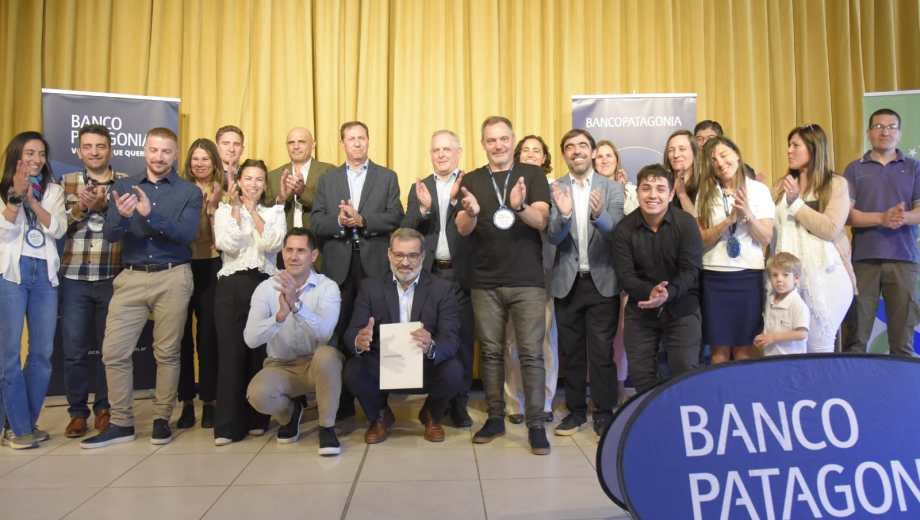 Los ganadores de la edición 2025 durante la premiación en el Alto Valle. Los proyectos distinguidos de Bariloche, Dina Huapi y Roca marcaron el estándar de innovación y triple impacto que busca repetir el programa este año. Foto gentileza. 