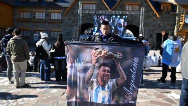 Bariloche vibra el partido de la Selección Argentina con una pantalla gigante en el Centro Cívico