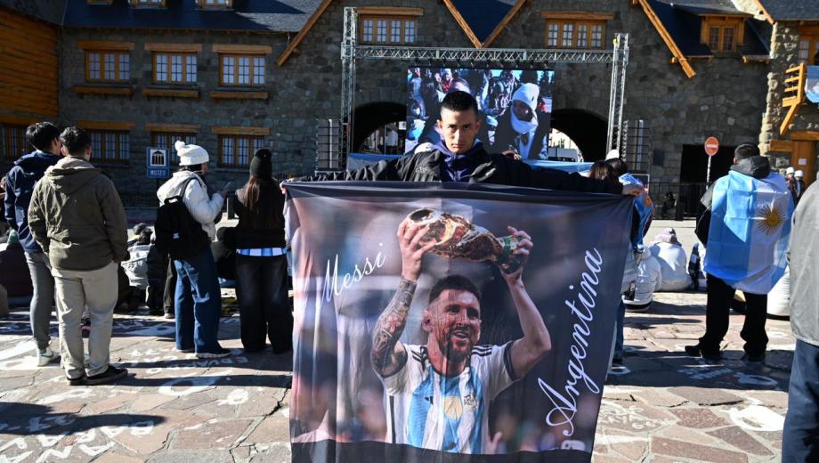 Hinchas argentinos en el Centro Cívico de Bariloche, preparados para ver el segundo partido de la selección. Foto: Chino Leiva