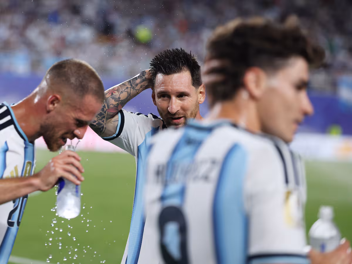 Imagen de Por qué los futbolistas frenan para hidratarse: la explicación médica detrás de la medida