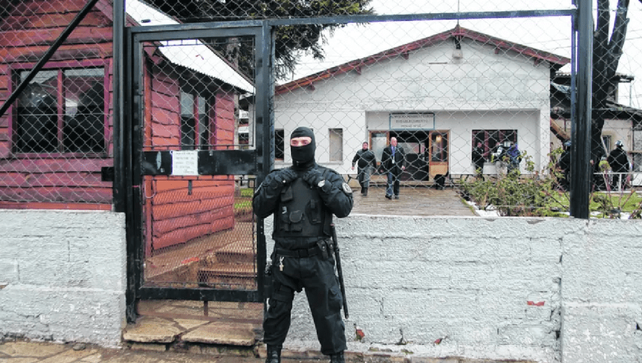 Los imputados fueron condenados a prisión efectiva que deberían cumplir en el penal 3 de Bariloche. (foto de archivo)