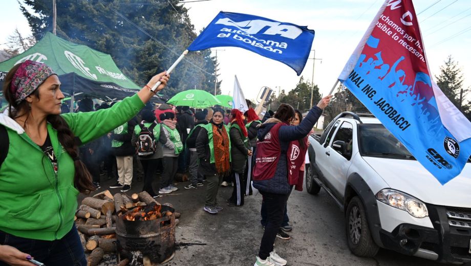 La protesta de ATE en el acceso al Centro Atómico Bariloche tuvo momentos de interrupción del tránsito en la avenida Bustillo, en Bariloche. Foto: Chino Leiva