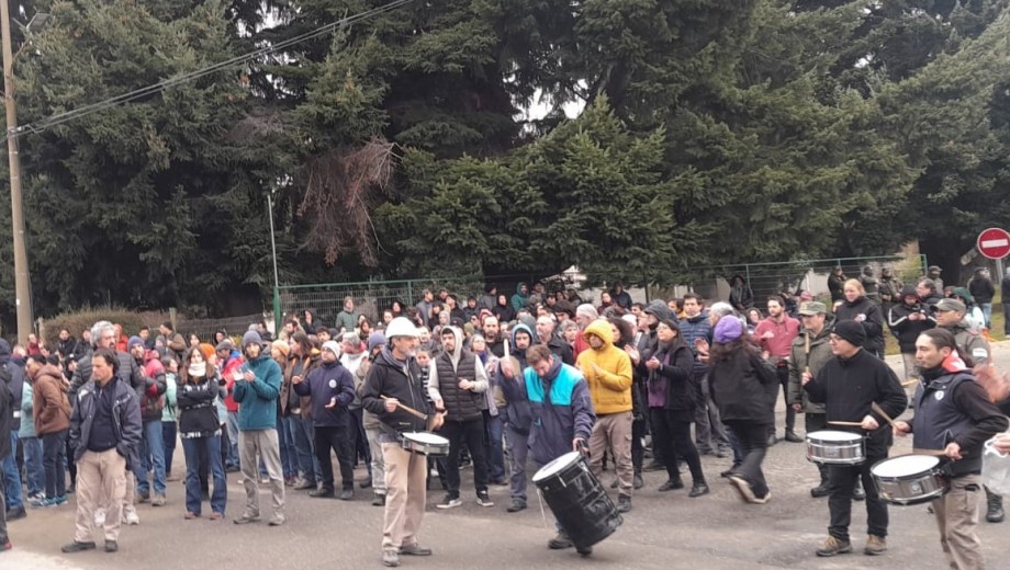 Esta tarde el personal del Centro Atómico Bariloche salió a la avenida Bustillo para manifestarse contra los nuevos despidos en el organismo. Gentileza