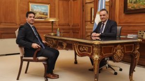 Adrián Ravier inicia sus funciones: reunión con Manuel Adorni, perfil de la vocería y la primera conferencia de prensa