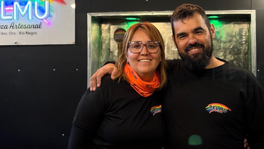 Mayra Illanes Arias y Jorge Nazaret Olazabal en su carro cervecero.
