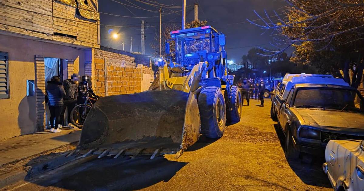 Video | Tras el triunfo de Argentina chocó con una pala cargadora varios autos y dejó dos heridos en Entre Ríos