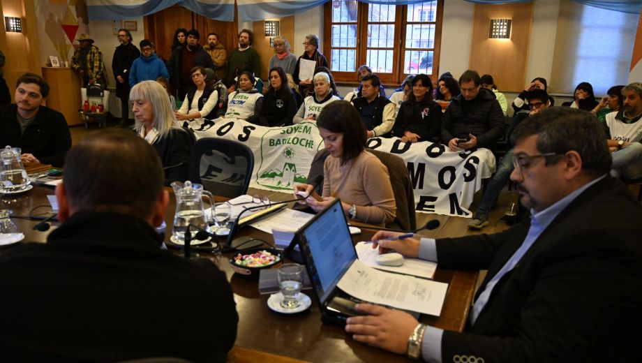 Segunda sesión extraordinaria en dos días en el Concejo de Bariloche. Quedó ratificado el veto de Cortés al pase a planta permanente de trabajadores municipales. Foto: Chino Leiva