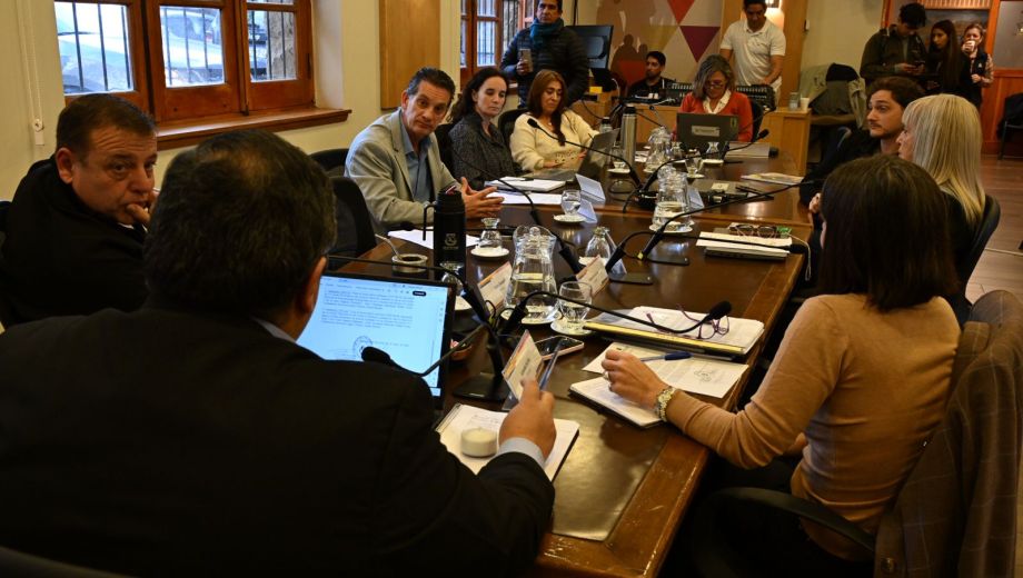 A instancias del concejal Leandro Costa Brutten (Incluyendo), molesto con el cambio de voto y fundamentos de otra edil, la sesión del Concejo de Bariloche se frustró. Foto: Chino Leiva