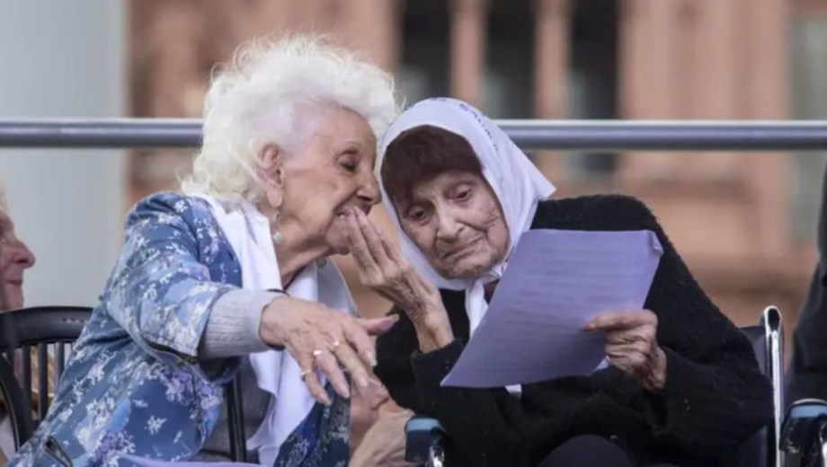 Estela de Carlotto, despidió a Taty Almeida. Foto. Gentileza El Destape. 