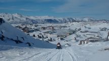 Imagen de El pueblo de la Patagonia que cada invierno queda sepultado por la nieve y reabrió sus termas al pie del volcán