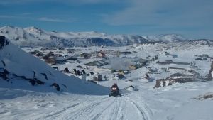 El pueblo de la Patagonia que cada invierno queda sepultado por la nieve y reabrió sus termas al pie del volcán