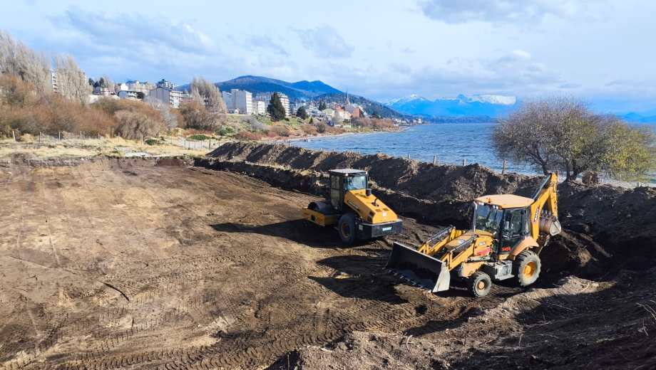 Comenzó el movimiento de suelo donde se emplazará la pileta olímpica de la Municipalidad de Bariloche. Foto: Gentileza