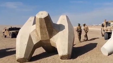Para frenar el paso de migrantes, Chile coloca tetrápodos de 16 toneladas en la frontera con Perú