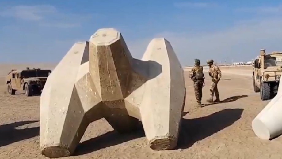 Los tetrápodos se colocan en la frontera de Chile con Perú. Foto: Captura América TV Perú.
