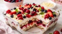 Imagen de Cómo hacer tiramisú de frutos rojos y chocolate blanco: una versión innovadora del clásico italiano