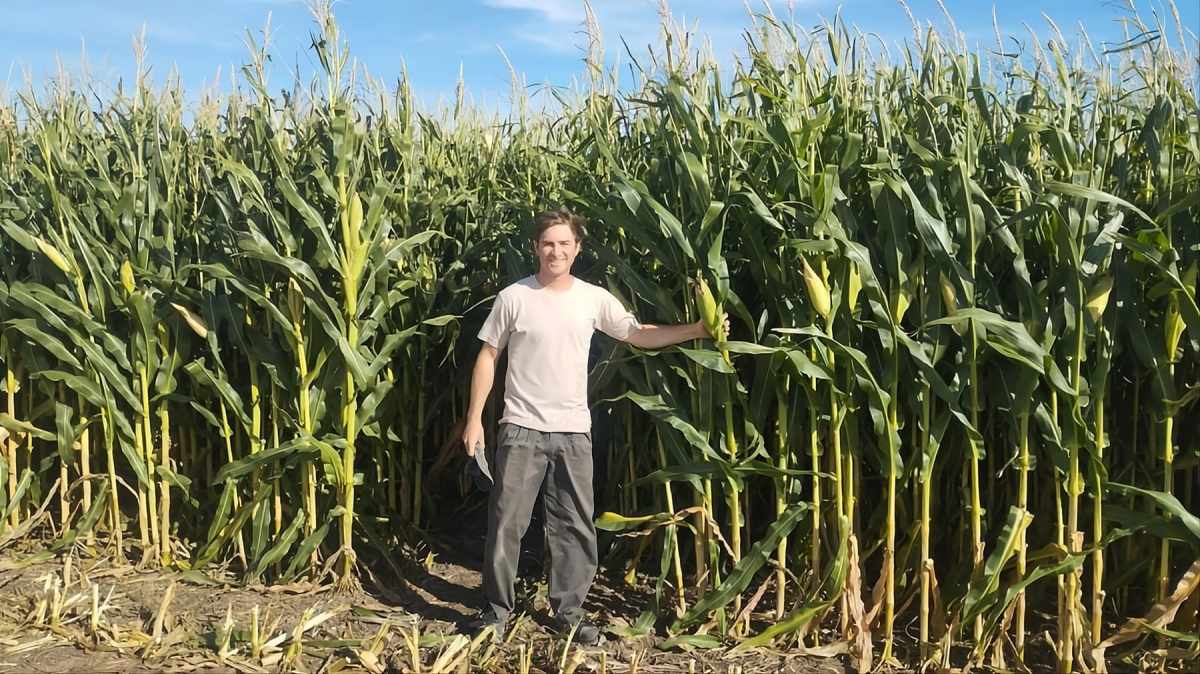 Tomás Juage, encargado del campo Cuatro Chañares en Río Negro, posando junto a un lote de maíz cultivado donde antes solo había desierto.