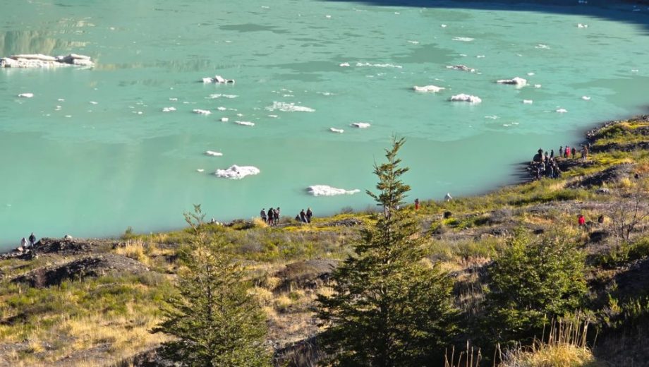 Un grupo de turistas bajó hasta la costa del lago Ventisquero, una zona restringida al público. Foto: Gentileza parque nacional Nahuel Huapi.