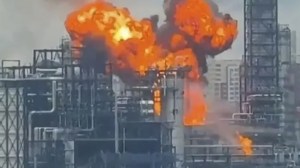 Ucrania lanzó su mayor ataque contra Moscú en dos años: incendio en una refinería y vuelos afectados